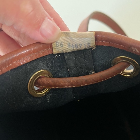 Vintage Dooney & Bourke Navy Blue & Tan Pebbled Leather Drawstring Bucket Bag - Picture 14 of 16